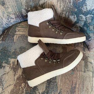 Ladies Fur Trimmed Boots